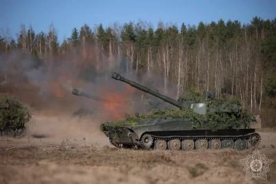 Білорусь облаштовує позиції артилерії і будує дороги біля кордону, - Зеленський